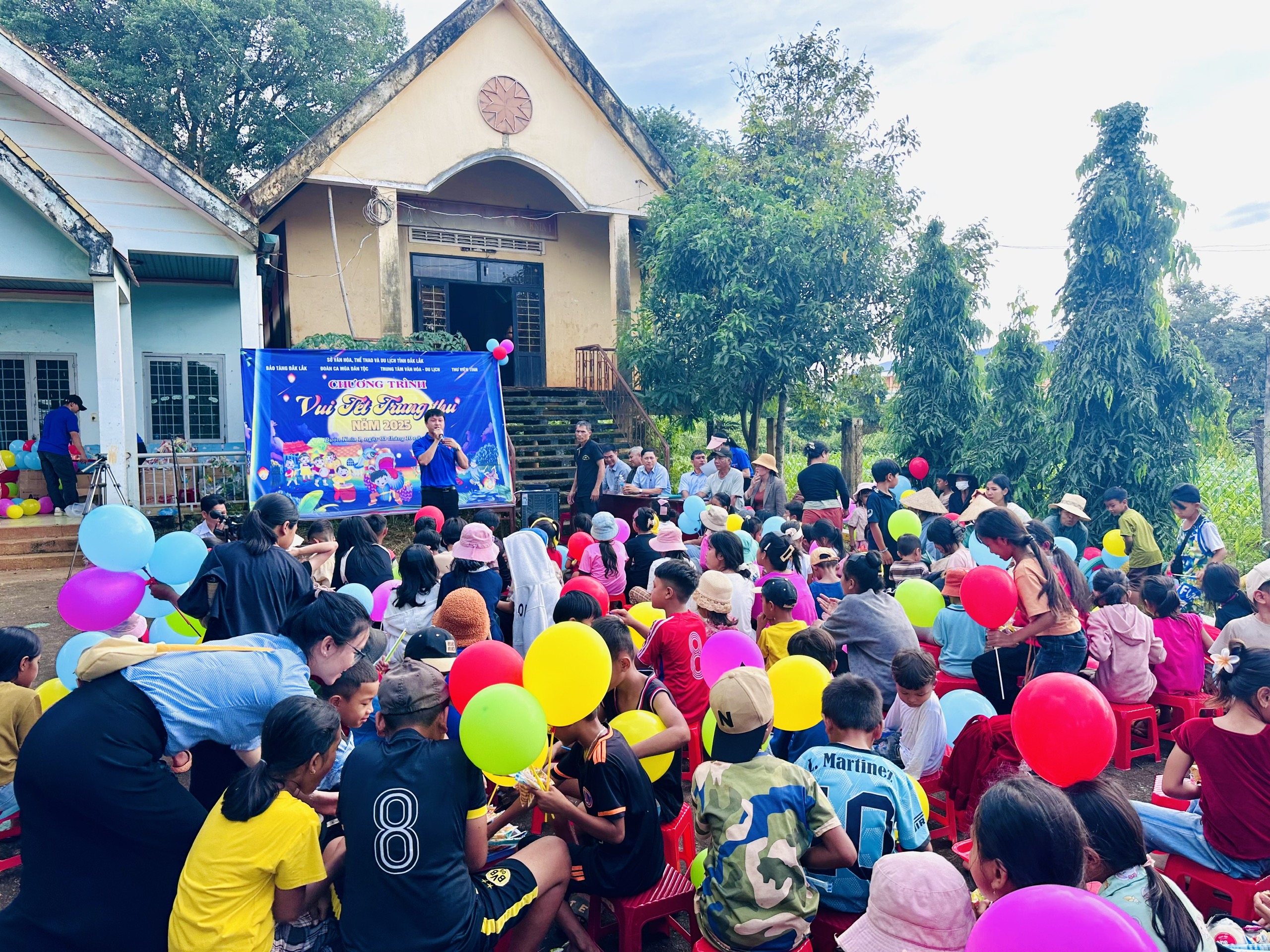 Tặng quà cho thiếu nhi tại buôn Knia 1, xã Ea Nuôl nhân dịp Tết Trung thu năm 2025